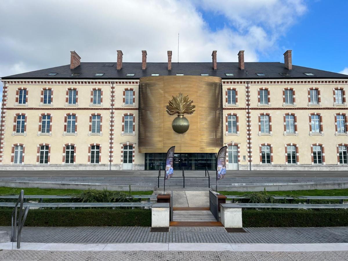 Appartamento Le René Pouteau Melun Esterno foto